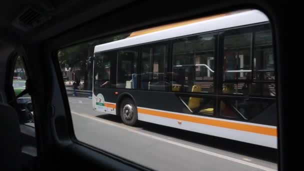 Pessoas dirigindo em uma van — Vídeo de Stock