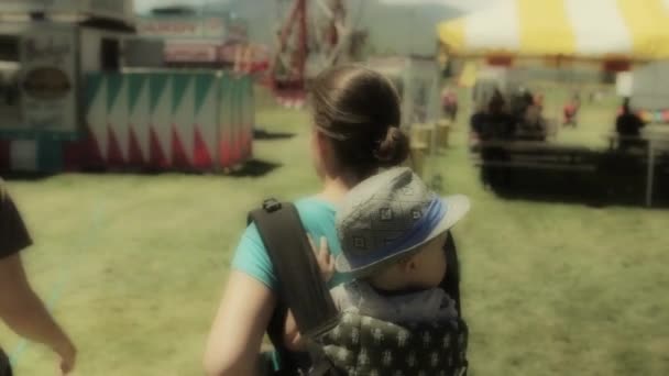 Familia caminando por un carnaval — Vídeos de Stock