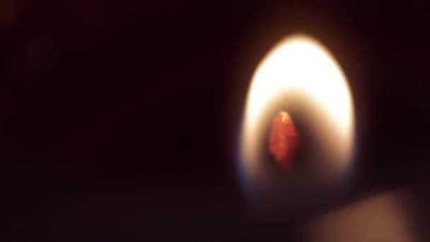 Flamma bränner på ljus — Stockvideo