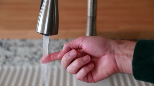 El hombre llena su vaso con agua — Vídeos de Stock