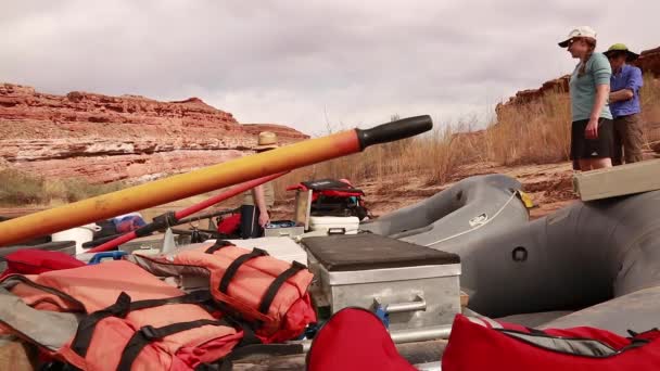沙漠的河上河木筏 — 图库视频影像