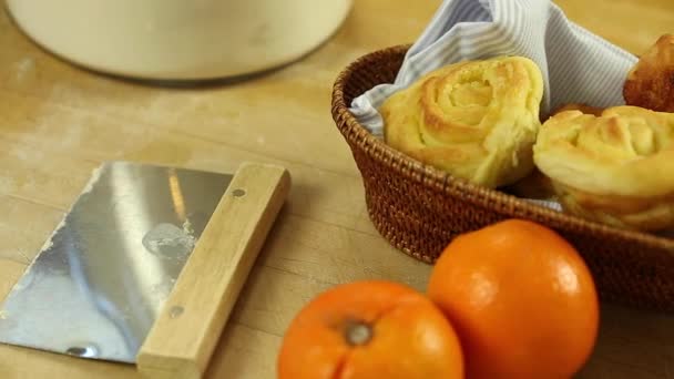 Frisch gebackene Orangenbrötchen — Stockvideo