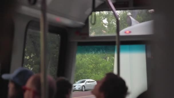Turistas sentados em ônibus — Vídeo de Stock
