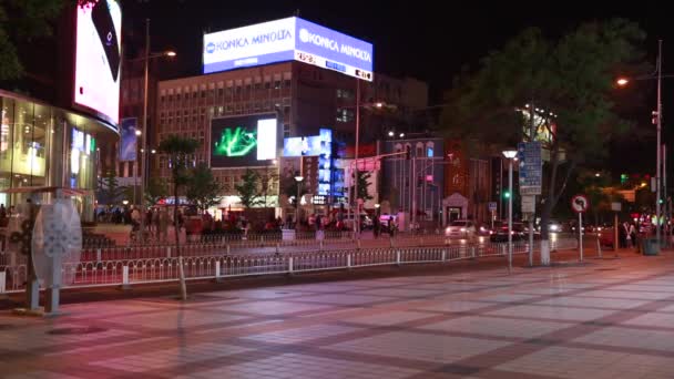 Gente caminando por la noche — Vídeos de Stock