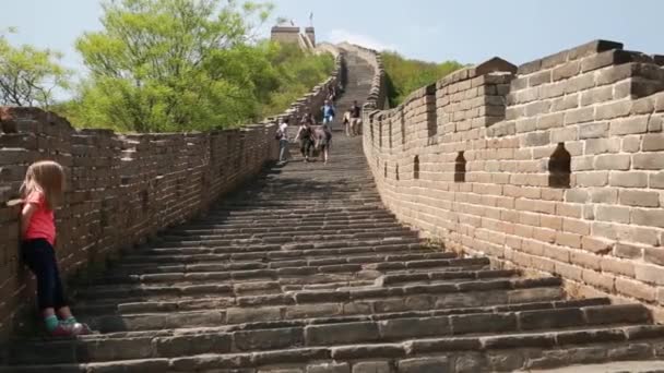 Gente en la sección jiankou de la gran muralla — Vídeos de Stock