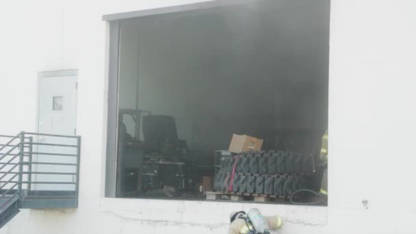 Bomberos apagando un incendio — Vídeo de stock