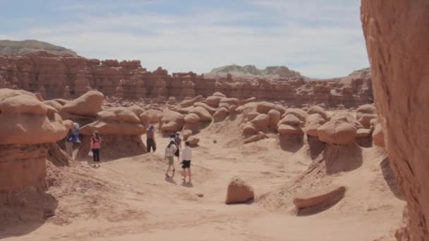 Familie wandelen door een canyon — Stockvideo