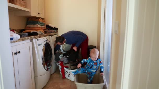 Pai solteiro a lavar a roupa — Vídeo de Stock