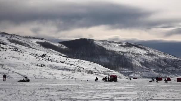Famílias pesca no gelo — Vídeo de Stock