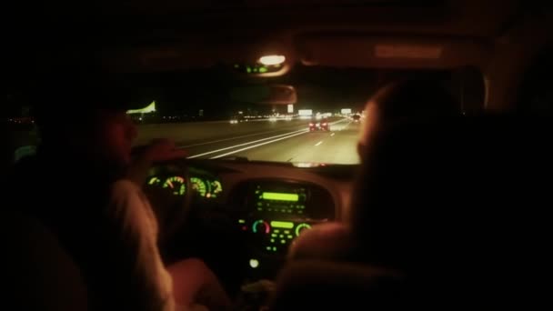 Mann fährt die Autobahn hinunter — Stockvideo