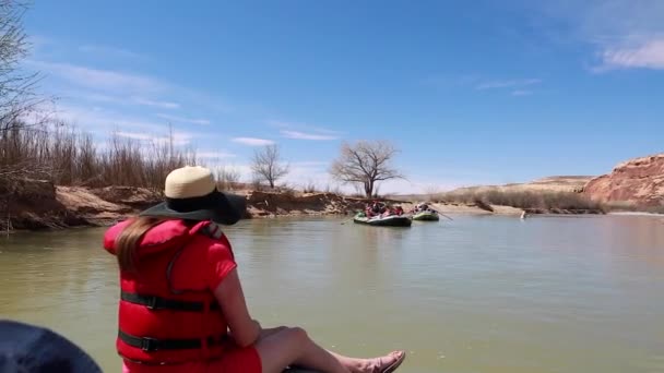 Famiglie che attraversano il fiume San Juan — Video Stock