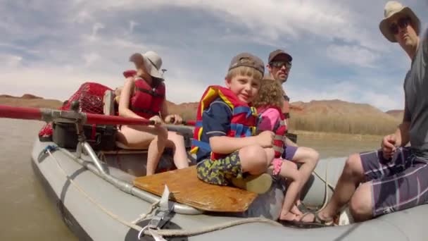 Gezinnen lopen de san juan river — Stockvideo