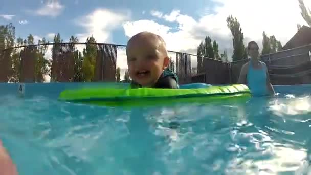 Personas en una piscina — Vídeos de Stock