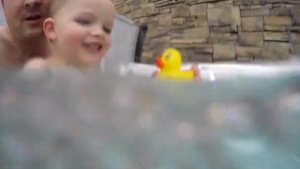 Far och pojke i en badtunna — Stockvideo
