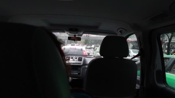 İnsanlar bir minibüsün içinde sürüş — Stok video