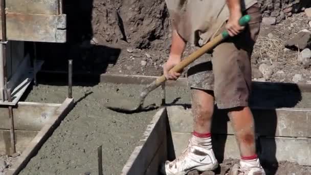 Trabajador de la construcción preparar una casa — Vídeo de stock