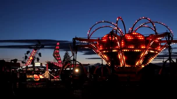 Carnival rides in city — Stock Video