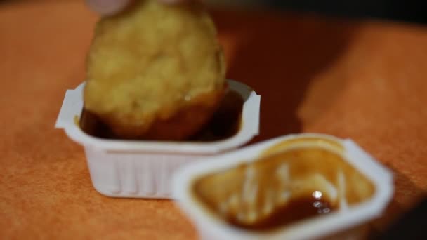 Hombre sumerge nuggets de pollo en salsa — Vídeos de Stock