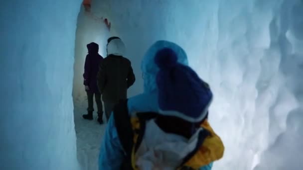 Persone che camminano intorno a un castello di ghiaccio — Video Stock