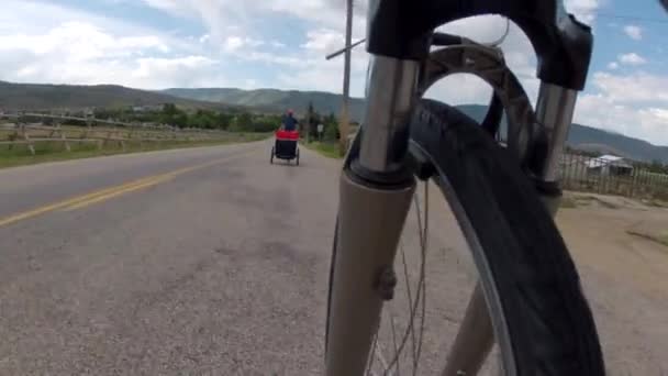 Famiglia in sella alle loro biciclette — Video Stock