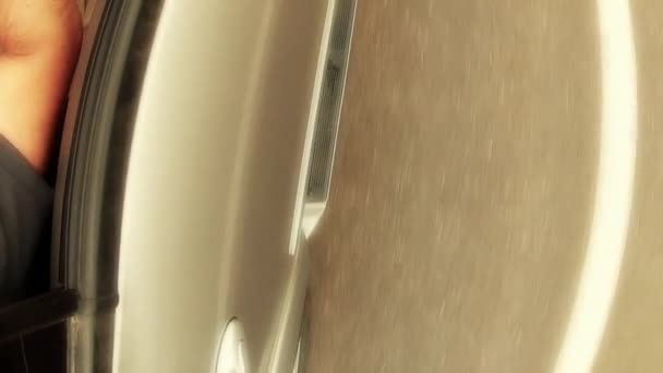 SUV vezet egy út mentén — Stock videók