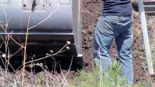 Trabajador excavar para los calzados — Vídeo de stock