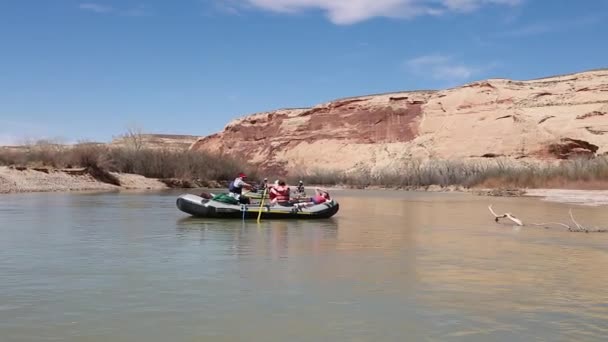 Famiglie che attraversano il fiume San Juan — Video Stock