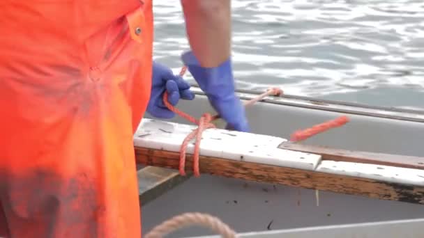 Bir düğüm tying balıkçı — Stok video