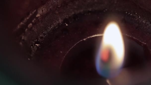 Een vlam brandt op een kaars — Stockvideo