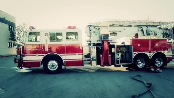 Пожарная машина на месте пожара — стоковое видео
