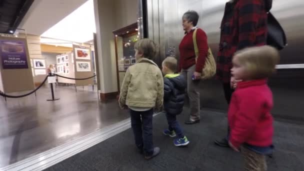 Família caminhando através de um museu — Vídeo de Stock