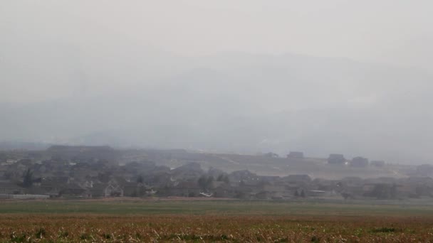 Rasande wildfire brännskador över berget — Stockvideo