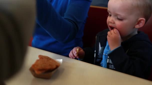 Familjen på en snabbmatsrestaurang — Stockvideo