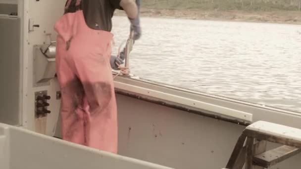Pescador atando un nudo — Vídeo de stock