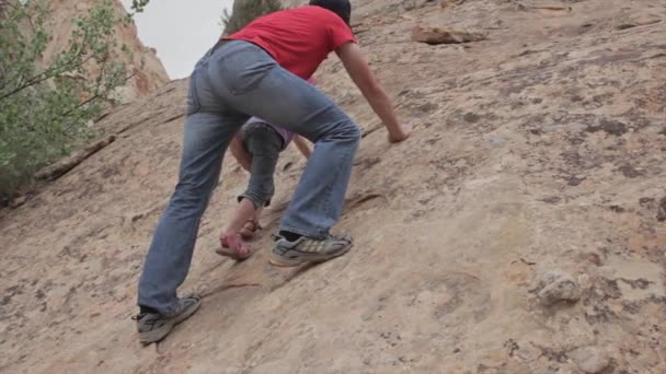 Father teaching his daughter to climb — Stock Video