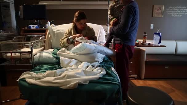 Сімейні відвідування жінки в лікарні — стокове відео