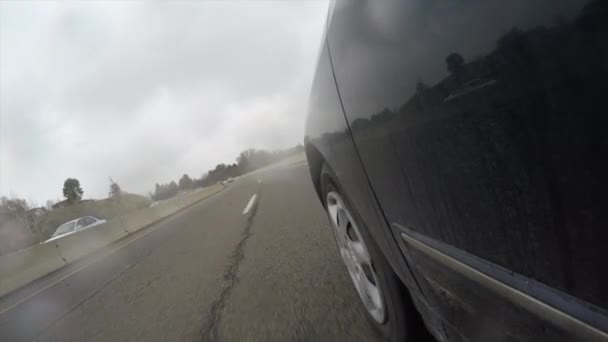 Conducción exterior de coche de tiro bajo — Vídeo de stock