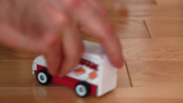 Um pai joga carros de brinquedo — Vídeo de Stock