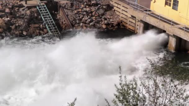 Hochwasser aus dem Quellabfluss — Stockvideo