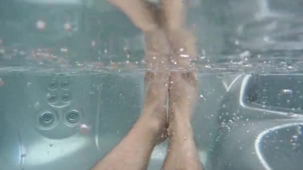 Ноги в гарячій ванні — стокове відео