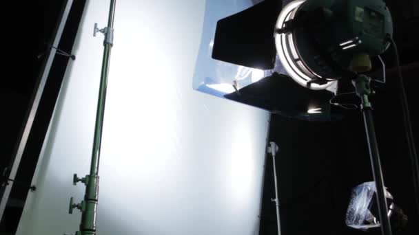 Verlichting setup op de filmset — Stockvideo