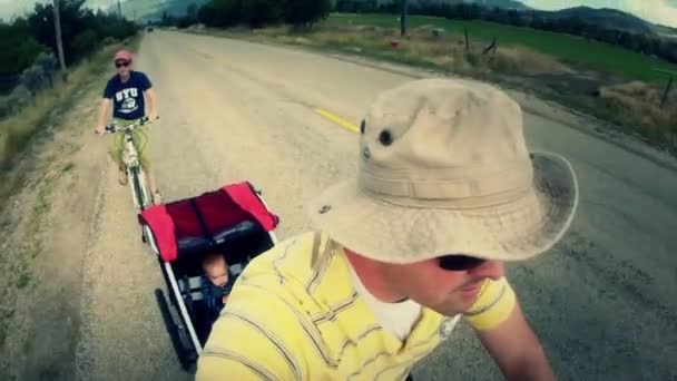 Семья ездит на велосипедах — стоковое видео
