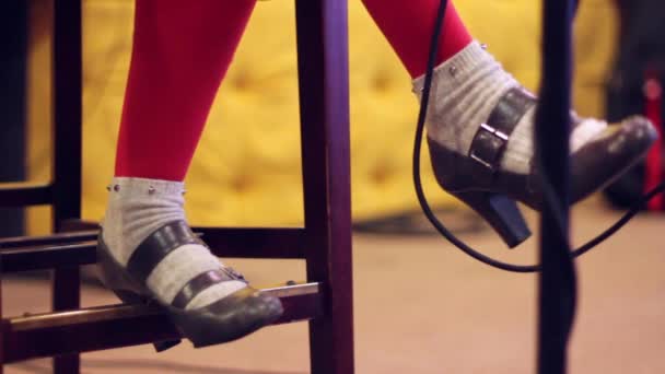 Жінка торкається ноги до ритму — стокове відео