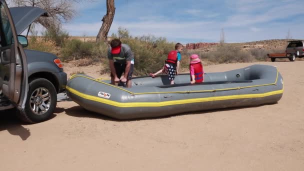 Man blows up a river raft — Stock Video