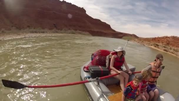 Gezinnen lopen de san juan river — Stockvideo