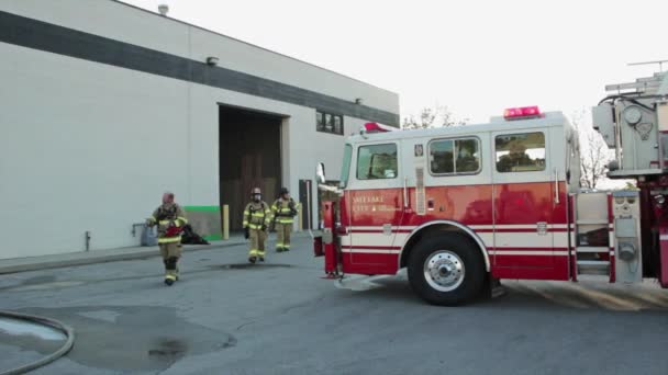 Firefighter at firetruck outdoors — Stock Video