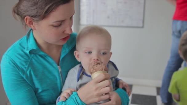 Семья, наслаждающаяся мороженым — стоковое видео