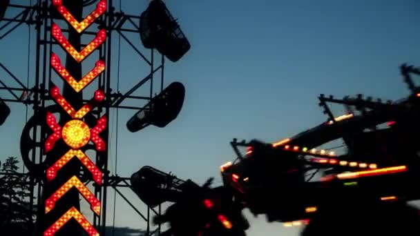 Passeios de carnaval em um parque de diversões — Vídeo de Stock