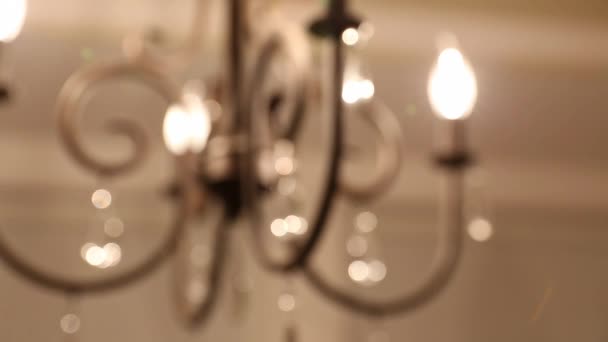 Ljuskrona i hem matsalen — Stockvideo