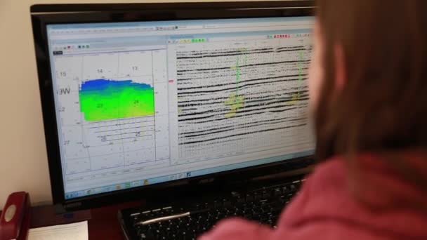 Ahli geologi wanita bekerja — Stok Video